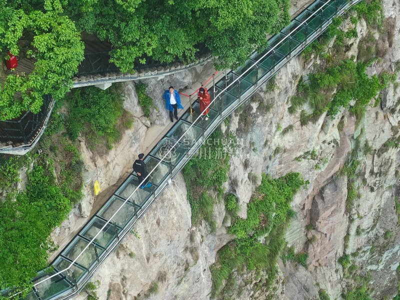 玻璃棧道,景區(qū)玻璃棧道廠家,網(wǎng)紅玻璃棧道安裝